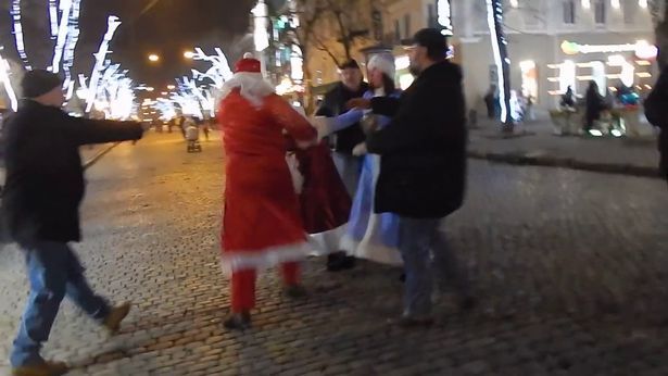 Una pelea de dos Papá Noel en plena calle acaba con varios niños llorando