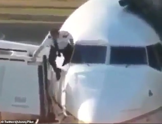 Pillan a un piloto intentando entrar en el avión por la ventanilla tras olvidarse las llaves de la cabina