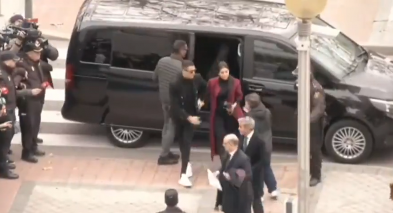 Cristiano Ronaldo sale firmando autógrafos tras ser condenado a 23 meses de cárcel por defraudar a Hacienda