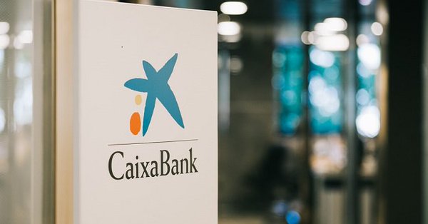 CaixaBank permite a sus clientes sacar dinero ‘por la cara’ en sus cajeros