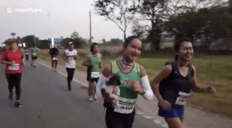 Una corredora se encuentra un cachorro durante una maratón y carga con él 30 kilómetros