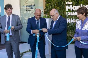 De Izq A Dcha. Roland Piernavieja Morales Y Onalia Bueno Cortan La Cinta Inaugural De The Market Puerto Rico