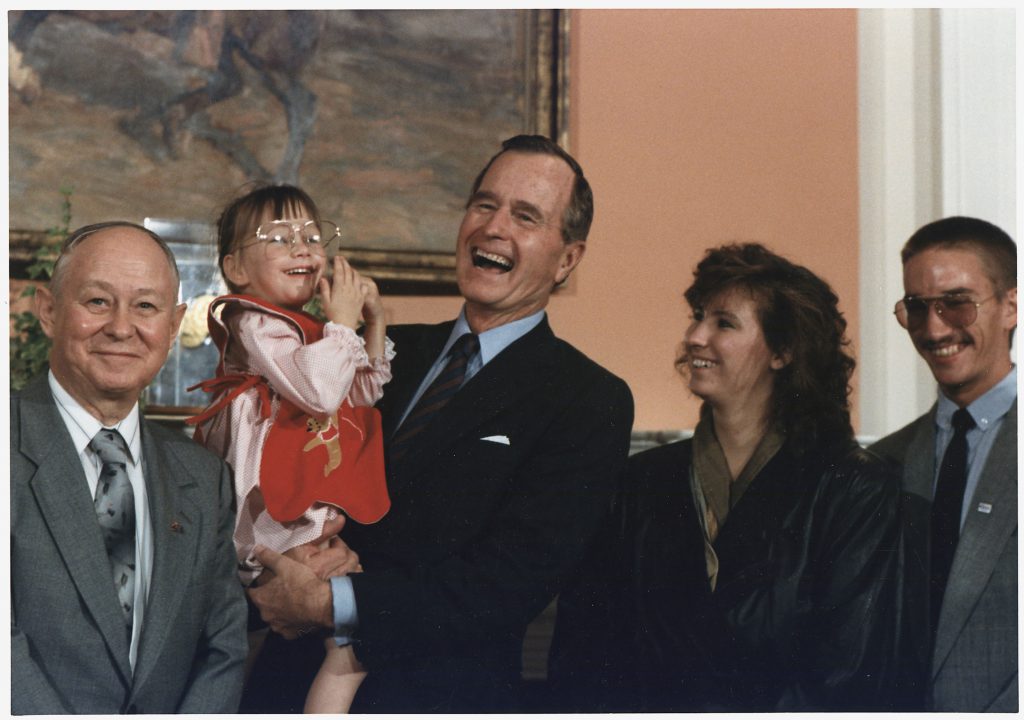 El Milagro De La Bebé De 18 Meses Que Fue Rescatada Con Vida De Un Pozo Tras 58 Horas 2 Jessica Mcclure Con George Bush