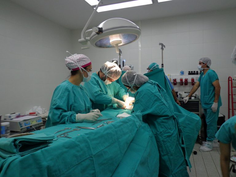 El Clínico de Barcelona realizará la primera intervención quirúrgica en España de manera remota