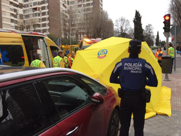Muere un peatón arrollado por un vehículo sin conductor que se precipitó marcha atrás por una calle en pendiente
