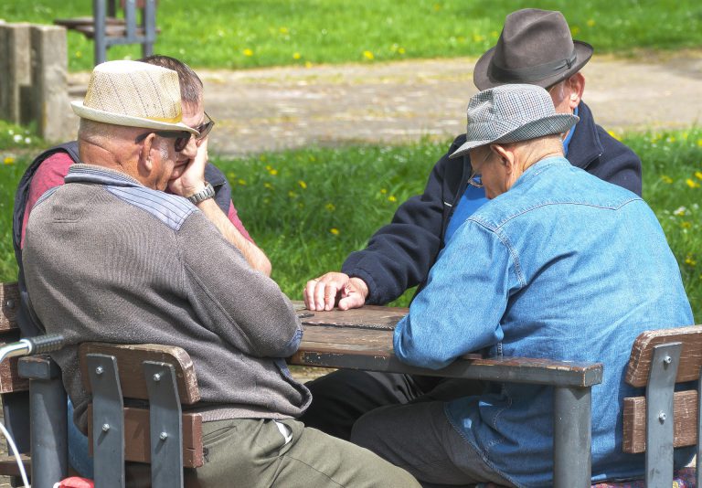 Dos ancianos acaban a navajazos tras una discusión por una partida de dominó en Lugo