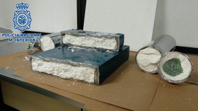 Detenido un hombre en Barajas que pretendía introducir más de 7,5 kilos de cocaína en una prensadora