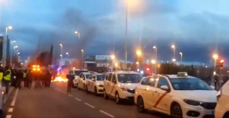 Un piquete contra un taxista que no secunda la huelga: «Eres una puta rata, te tenía que reventar el coche»