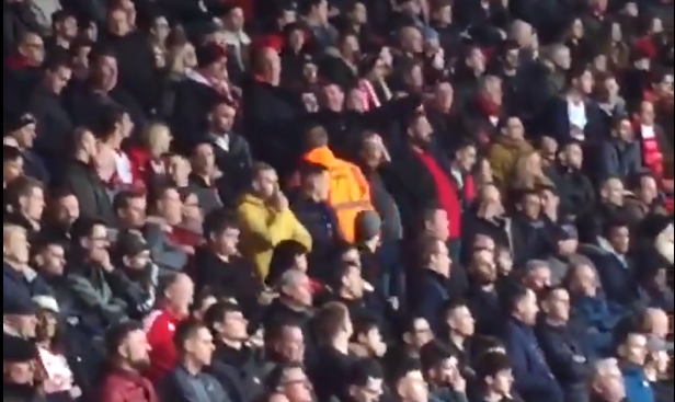 Detienen a dos hinchas ingleses por burlarse de Emiliano Sala durante un minuto de silencio