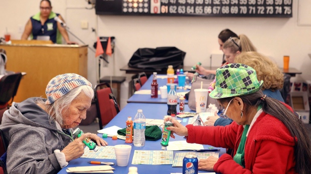 Denuncian una pelea multitudinaria entre ancianos durante una partida de bingo