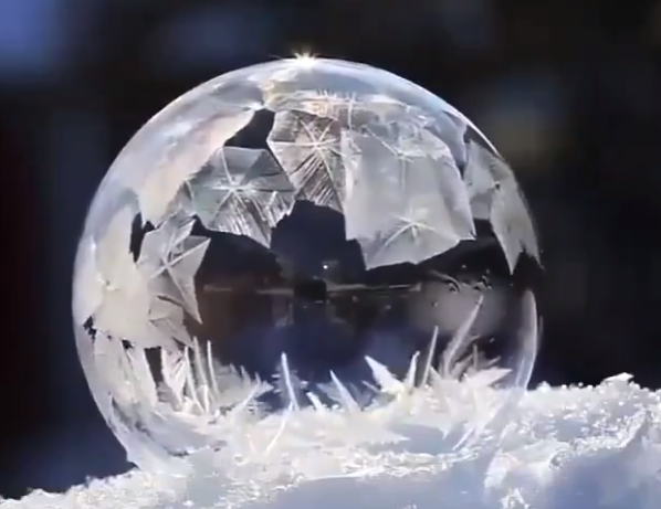 Retrete congelado, cabello helado o una pompa de hielo: las curiosas imágenes de la ola de frío polar en Estados Unidos