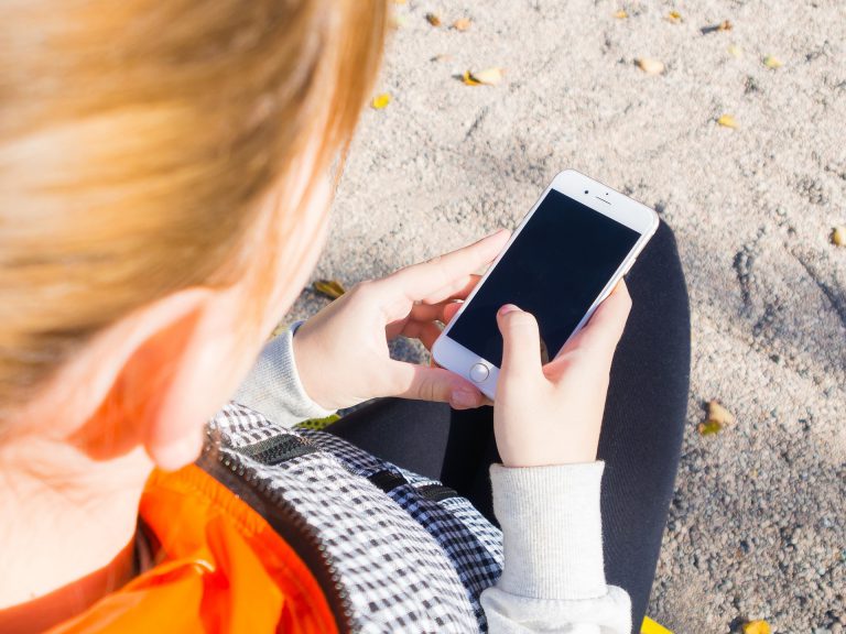 Una niña de 9 años se quita la vida porque su madre no la dejó usar el teléfono movil