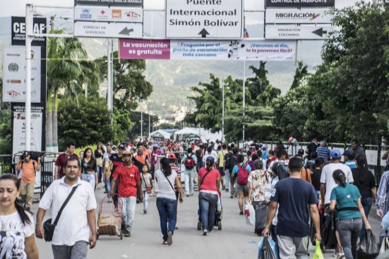 25.000 venezolanos cruzan cada día la frontera con Colombia