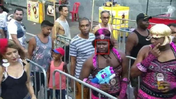 Detienen a un prófugo disfrazado de mujer en plena celebración del carnaval