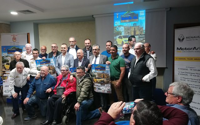 Foto de familia al término de la presentación de la VIII Subida Montaña Alta-Guía celebrada en la Casa de la Cultura