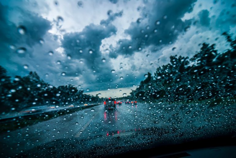 Los mejores trucos para conducir coches y motos bajo la lluvia