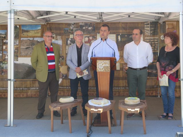 El alcalde de Guía, Pedro Rodríguez, junto al consejero Miguel Hidaldo, José Castellano (izqda de la imagen) y los concejales José Manuel Santana y María del Carmen Mendoza