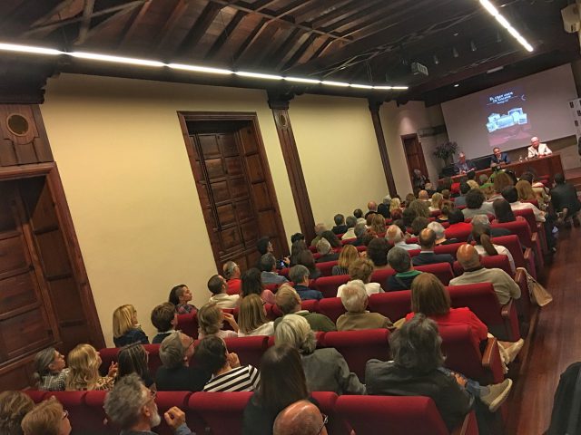 El Público Llenó El Salón De Actos De La Casa De Colón.