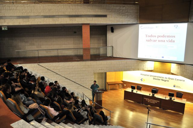 Momento de la charla celebrada en el Hospital Dr. Negrín
