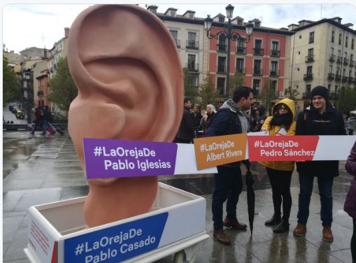 El motivo por el que han colocado la gran oreja de Sánchez, Casado, Iglesias y Rivera en el centro de Madrid