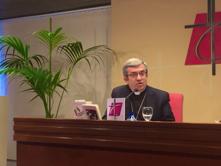 La Iglesia precisa que «curar» a homosexuales es «acoger y acompañar», pues no tiene «competencia médica»