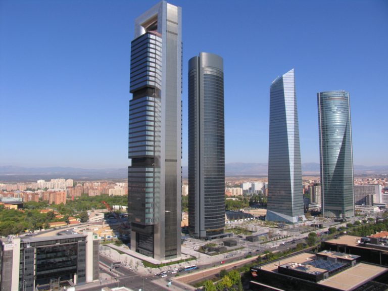 Investigan el origen de la «llamada maliciosa» que ha llevado a desalojar una de las Cuatro Torres de Madrid