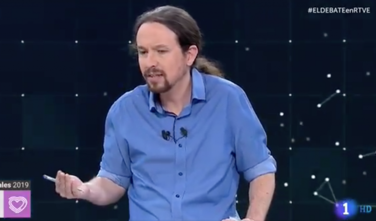 Iglesias, con la Constitución en la mano, espeta a Sánchez que le costó «Dios y ayuda» sacarle un SMI de 900 euros