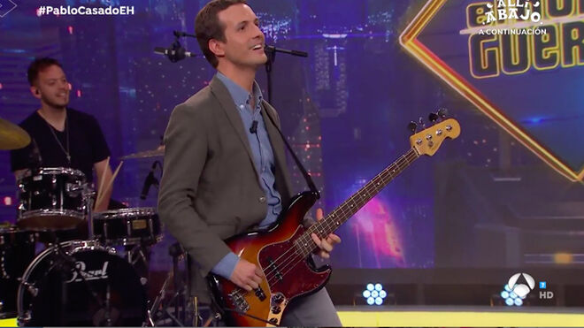 Pablo Casado sorprende en ‘El Hormiguero’ tocando el bajo y ‘repartiendo’ a sus rivales
