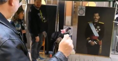 Lanzan dardos contra un retrato del Rey Felipe en Cataluña