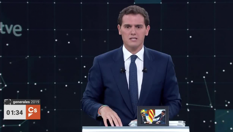 «No se ponga nervioso»: Rivera saca una foto de Sánchez y Torra y la coloca en el atril