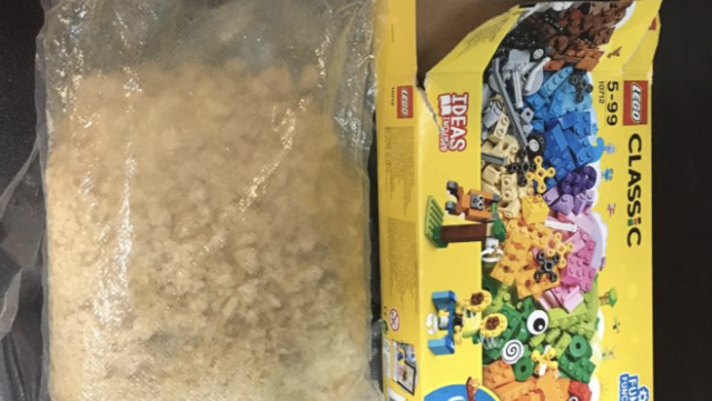 Un Niño Encuentra Una Bolsa De Metanfetamina En Una Caja De Lego Que Le Regaló Su Madre 1 Captura De Pantalla 2019 05 13 A Las 9.25.11