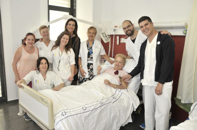 Los profesionales del área de Enfermería entregaron rosas a los pacientes