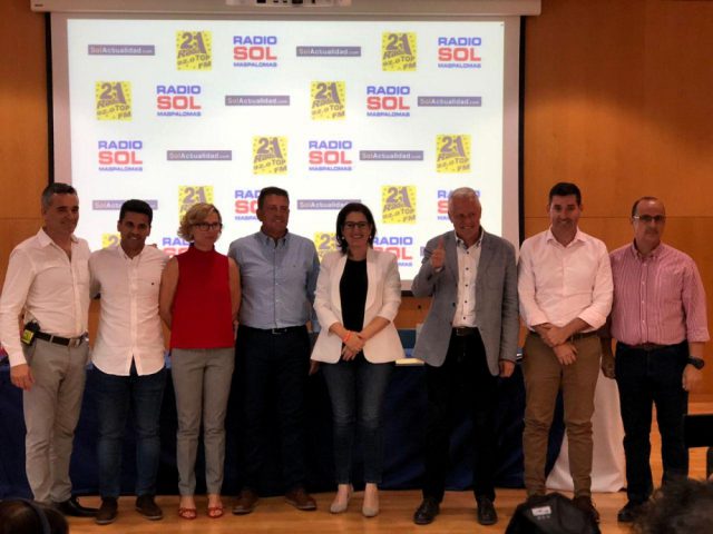 Paco Pérez (sexto por la derecha) posa con el resto de candidatos que participaron en el debate