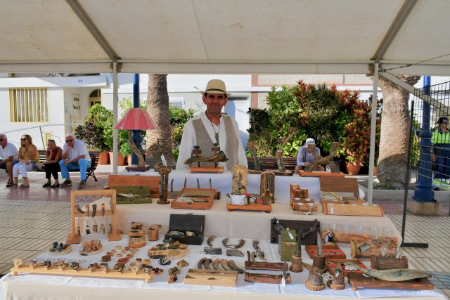 Uno De Los Puestos De Artesanía Por El Día De Canarias En Arguineguín