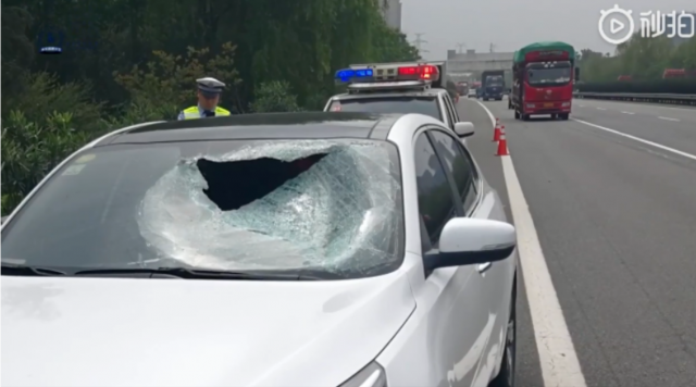 Un Trozo De Metal Sale Disparado Y Mata A Un Conductor En Plena Autopista 1 Coche 1