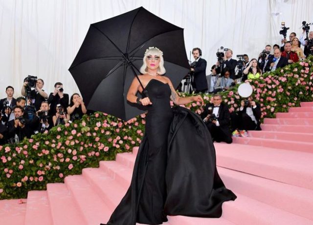 Los modelitos más impactantes de la alfombra roja de la gala MET 2 lady gaga 2