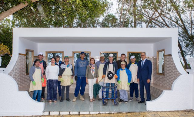 El Presidente Del Grupo Pérez Moreno Javier Pérez Con El Equipo Y Usuarios De San Juan De Dios Gc.