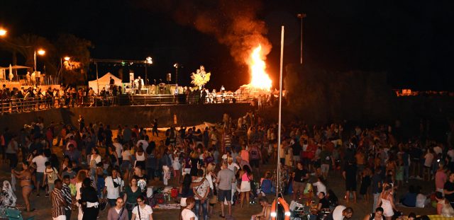 Encendido De La Hoguera San Juan En Playa De Mogán