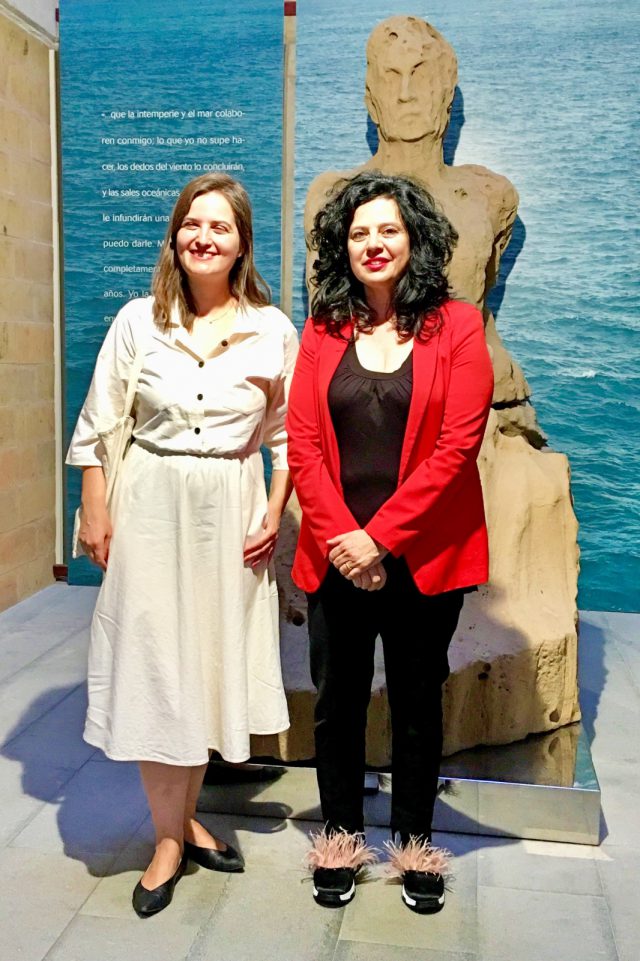 Gabriela Ybarra Y Victoria Galván Ante La Escultura Dedicada A Galdós