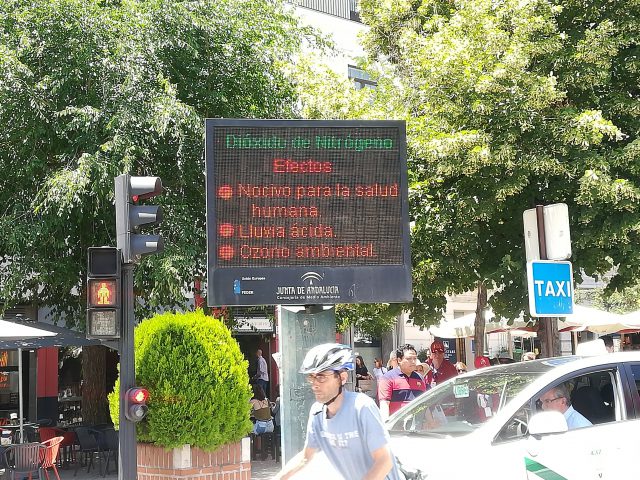 Panel informativo sobre la calidad del aire en Granada