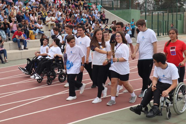 Juntos Alumnos Del Claret Y De San Juan De Dios Pasearon Con La Llama Olímpica Escolar