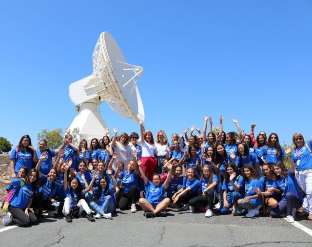 Niñas-voluntarias-y-autoridades
