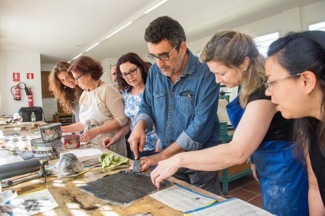 Varios Artistas En El Interior Del Taller De Grabado Del Cabildo