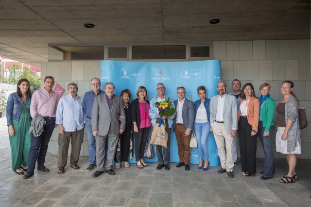 Victor Auz Recibe Homenaje Cuyás De Gerente Manuel Pineda Y Responsable Audiencias Marta Saavedra