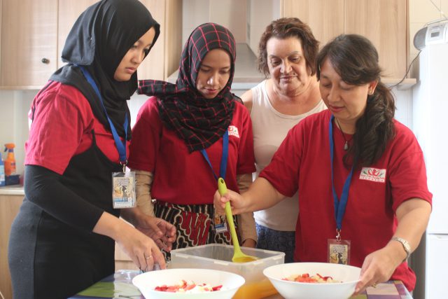 Adela Hernández En La Cocina De Su Casa Hace Dos Años Con Los Integrantes De Indonesia.