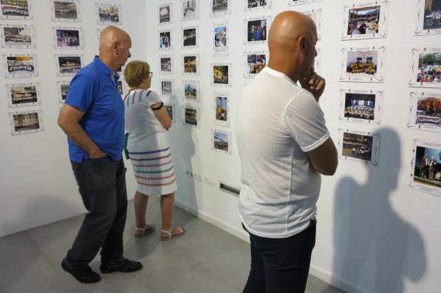 Algunas Personas En El Espacio Dedicado A La Historia En Imágenes De Coros Y Danzas