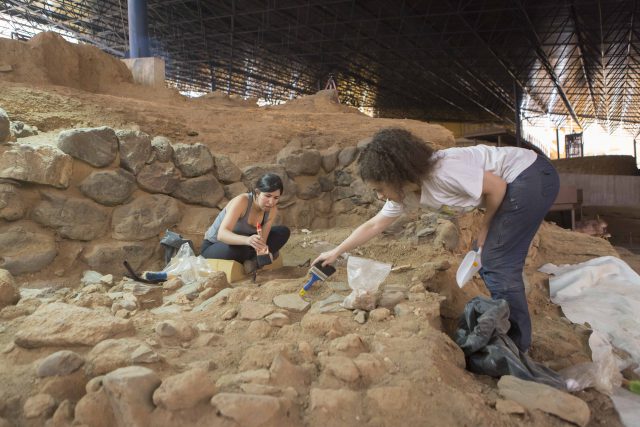 Dos Jóvenes En El Recinto Arqueológico De La Cueva Pintada Durante El Campus Del Pasado Año
