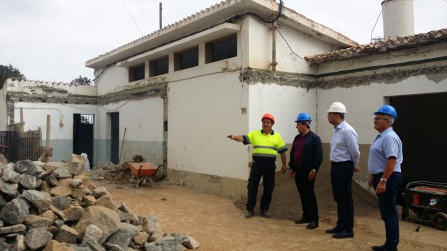 El alcalde, Pedro Rodríguez, y el concejal de Obras, Aniceto Aguiar, durante la visita a los trabajos