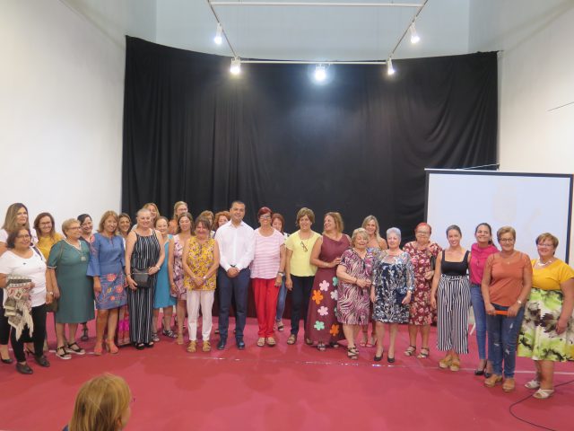 El Alcalde. Pedro Rodríguez Junto A Las Alumnas De Corte Y Confección