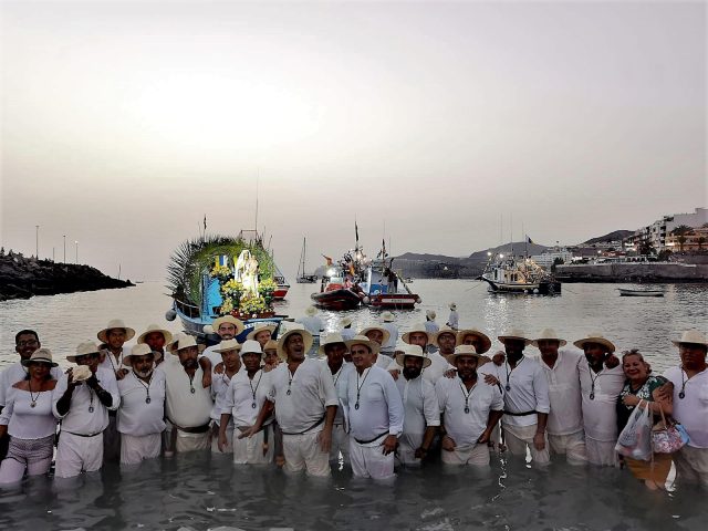 Los marineros de Arguineguín tras el embarco de la Virgen del Carmen en la playa de Las Marañuelas